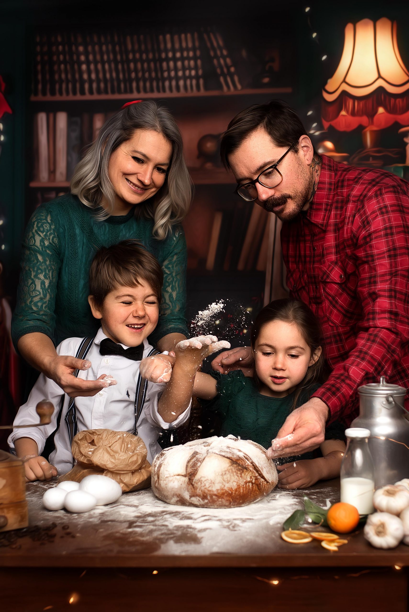 famille avec deux enfants jouant avec de la farine, dans un décor culinaire avec des oeufs, du pain et du lait